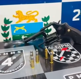 Imagem de compartilhamento para o artigo Suspeito tenta fugir e fechar portão, mas é preso com revólver .38 de numeração raspada em Costa Rica da MS Todo dia